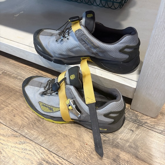 Men\'s Gray and Yellow Outdoor Active Shoes